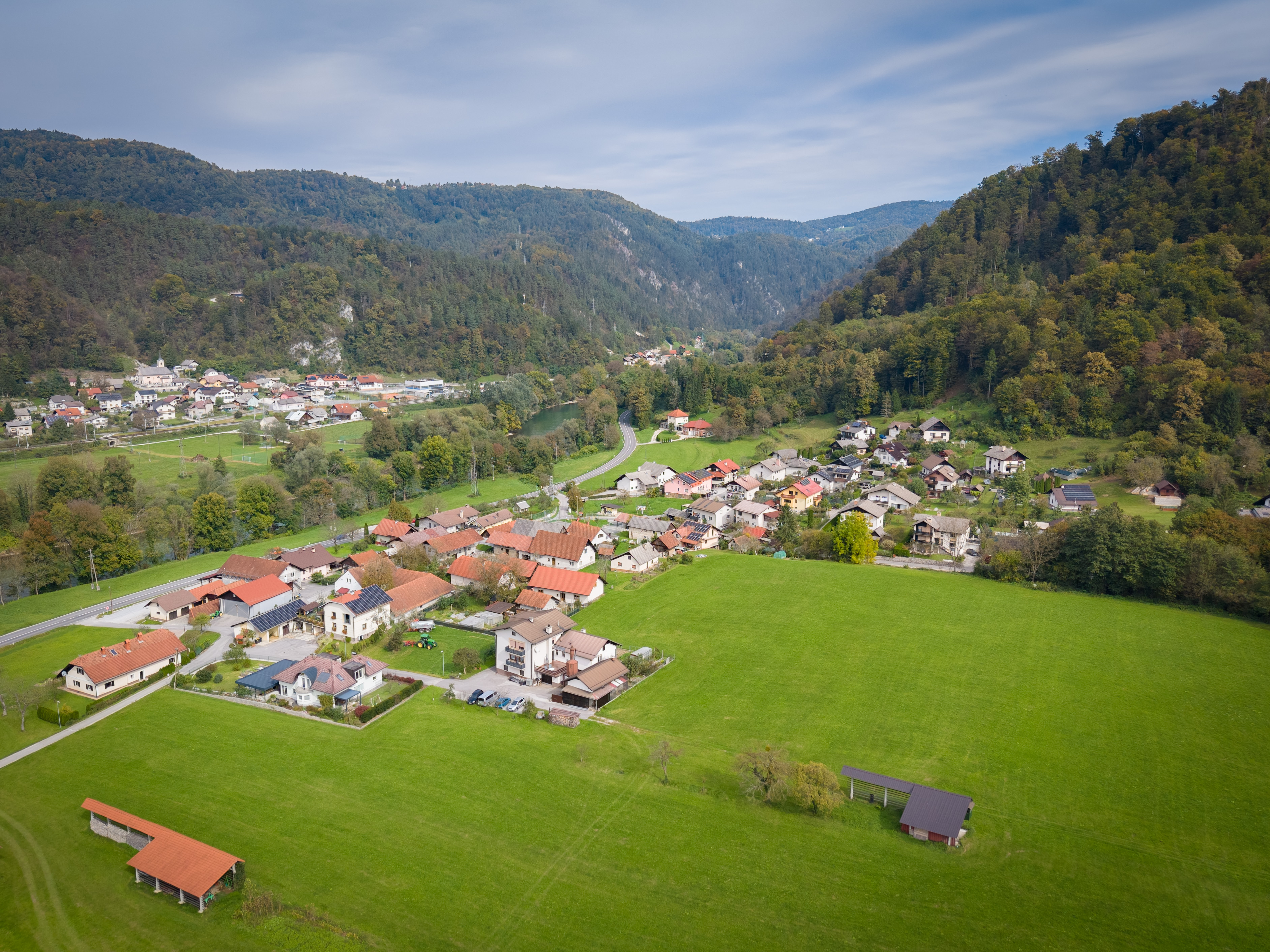 Pogled iz zraka na naselje Spodnji Log, v ozadju z naseljem Sava